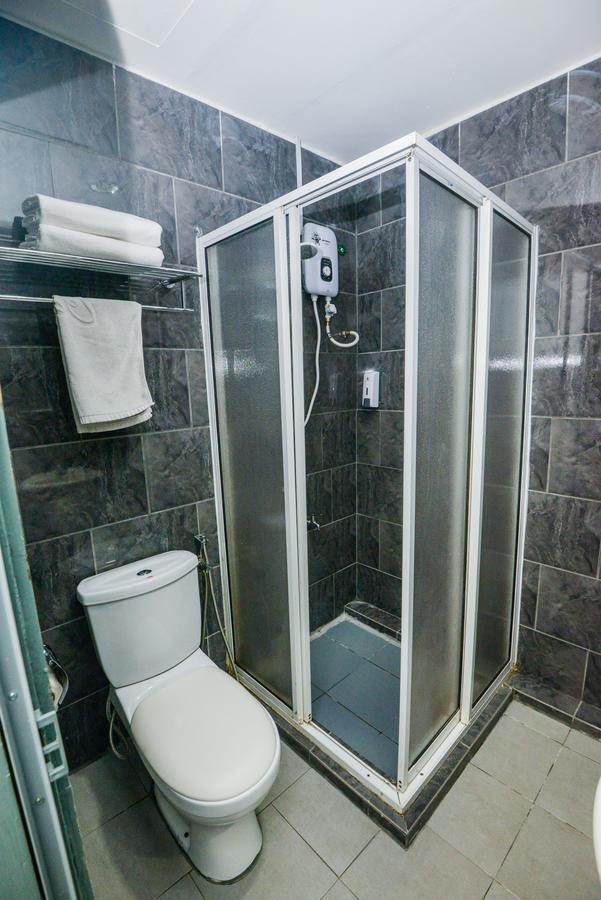 Alpha Hotel Кота-Кинабалу Экстерьер фото