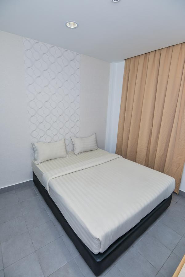 Alpha Hotel Кота-Кинабалу Экстерьер фото