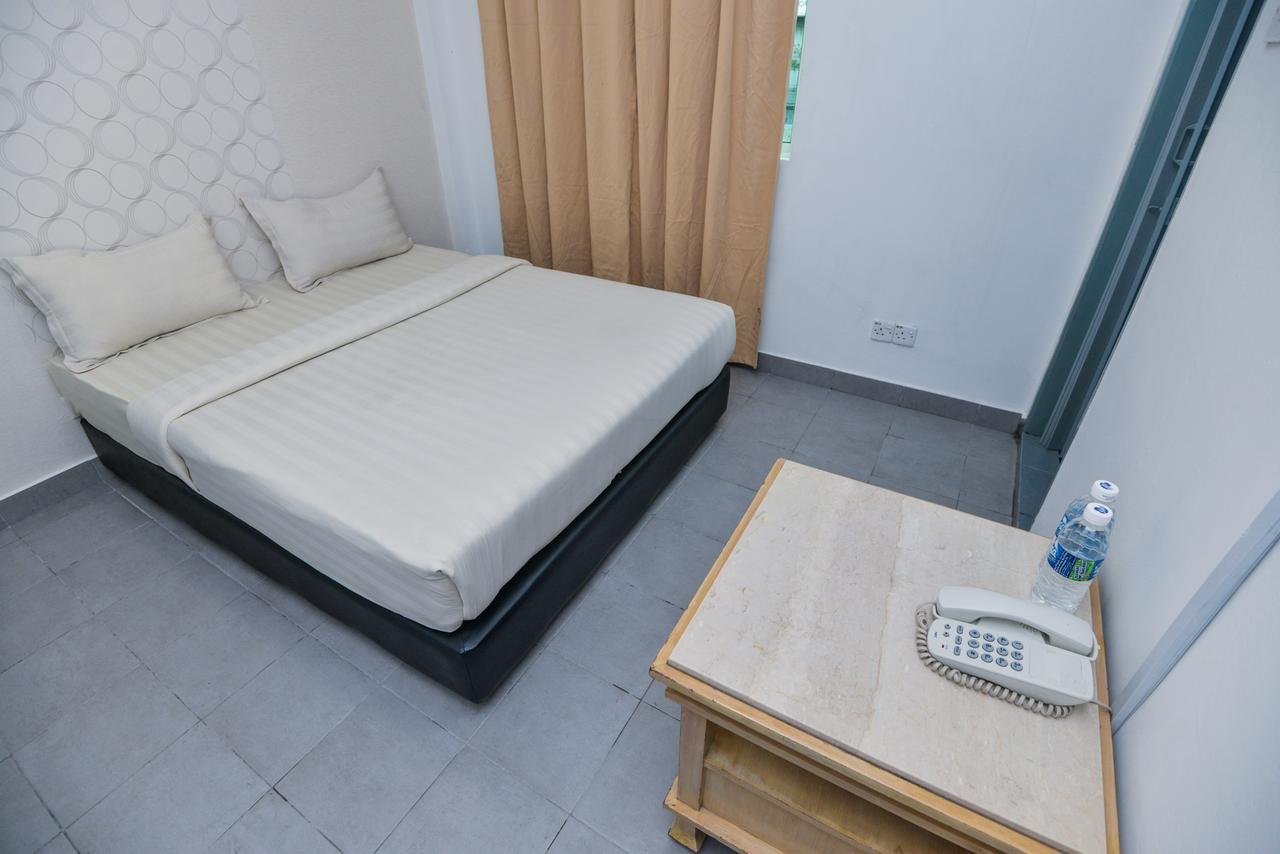 Alpha Hotel Кота-Кинабалу Экстерьер фото